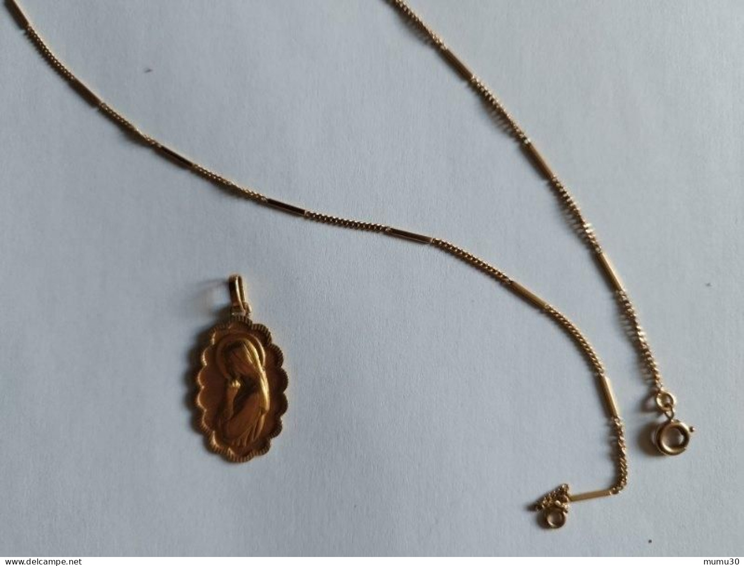 Magnifique médaille religieuse OR 750 - Années 70 "Sainte Marie" 6,1 grammes d'or avec la Chaîne Bijou