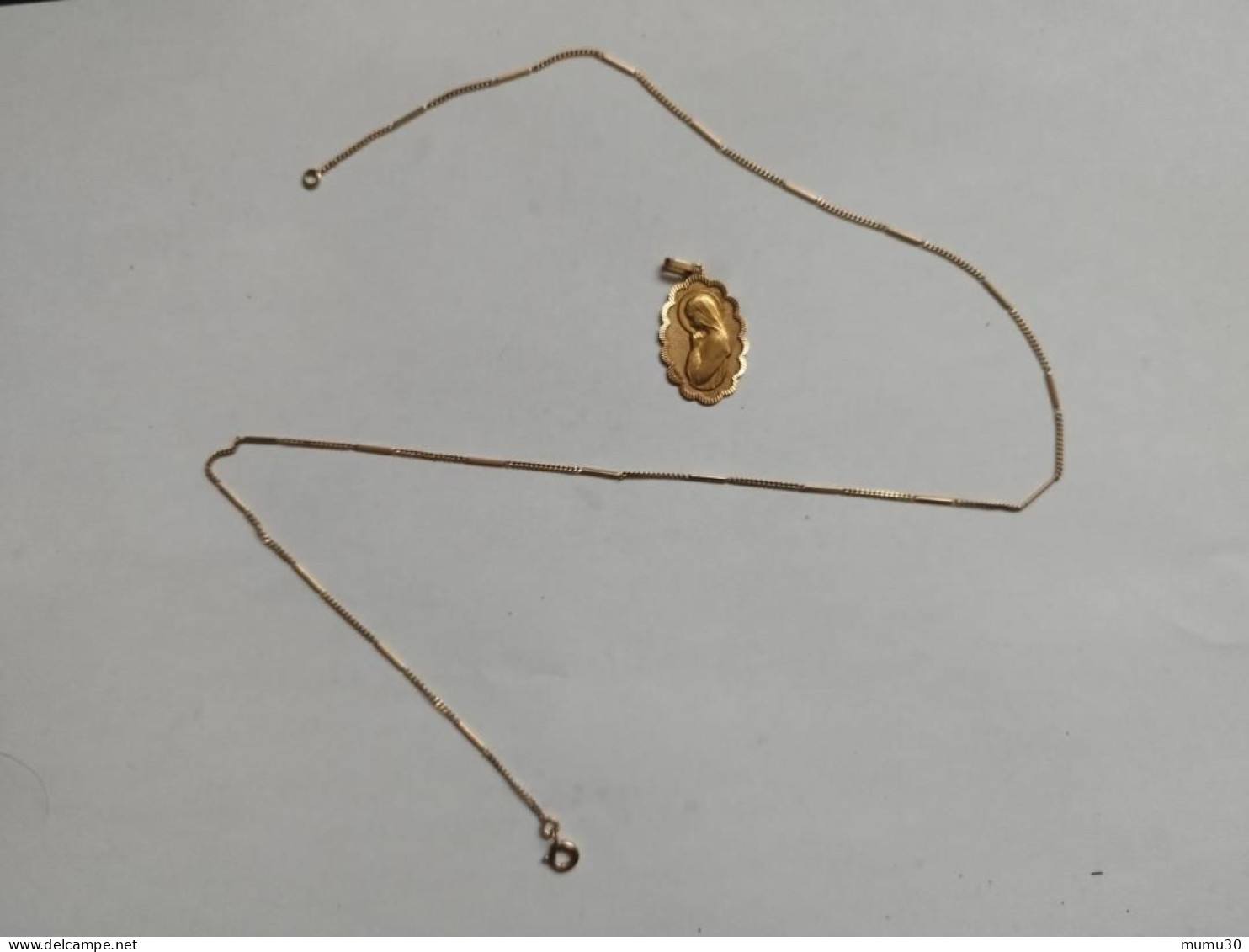 Magnifique médaille religieuse OR 750 - Années 70 "Sainte Marie" 6,1 grammes d'or avec la Chaîne Bijou