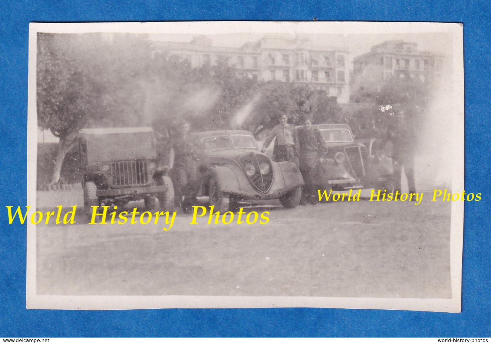 Photo Ancienne Snapshot - Caserne à Situer - Vers 1945 1946 - Automobile Militaire , Jeep Et Autre à Identifier - WW2 ? - Guerre, Militaire