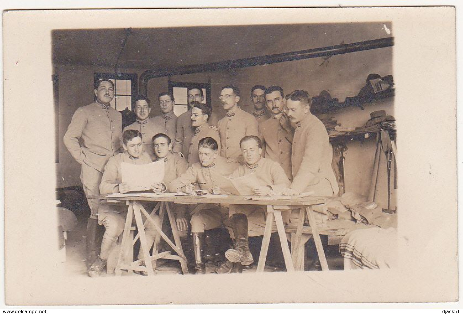 CARTE PHOTO - Groupe De Soldats à L'intérieur D'une Chambrée / WW1 - Photographie