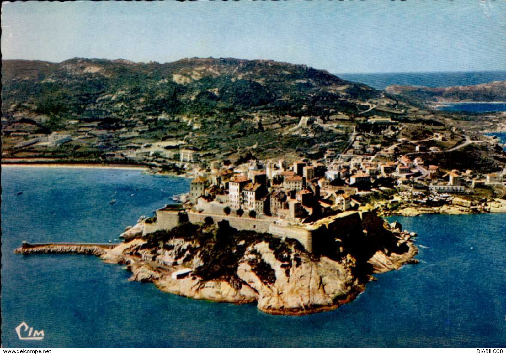 CALVI    ( HAUTE CORSE )  VUE AERIENNE PITTORESQUE SUR LA CITADELLE ET SES MONTS ( TRES DISCRET PLI EN HAUT , A DROITE ) - Calvi