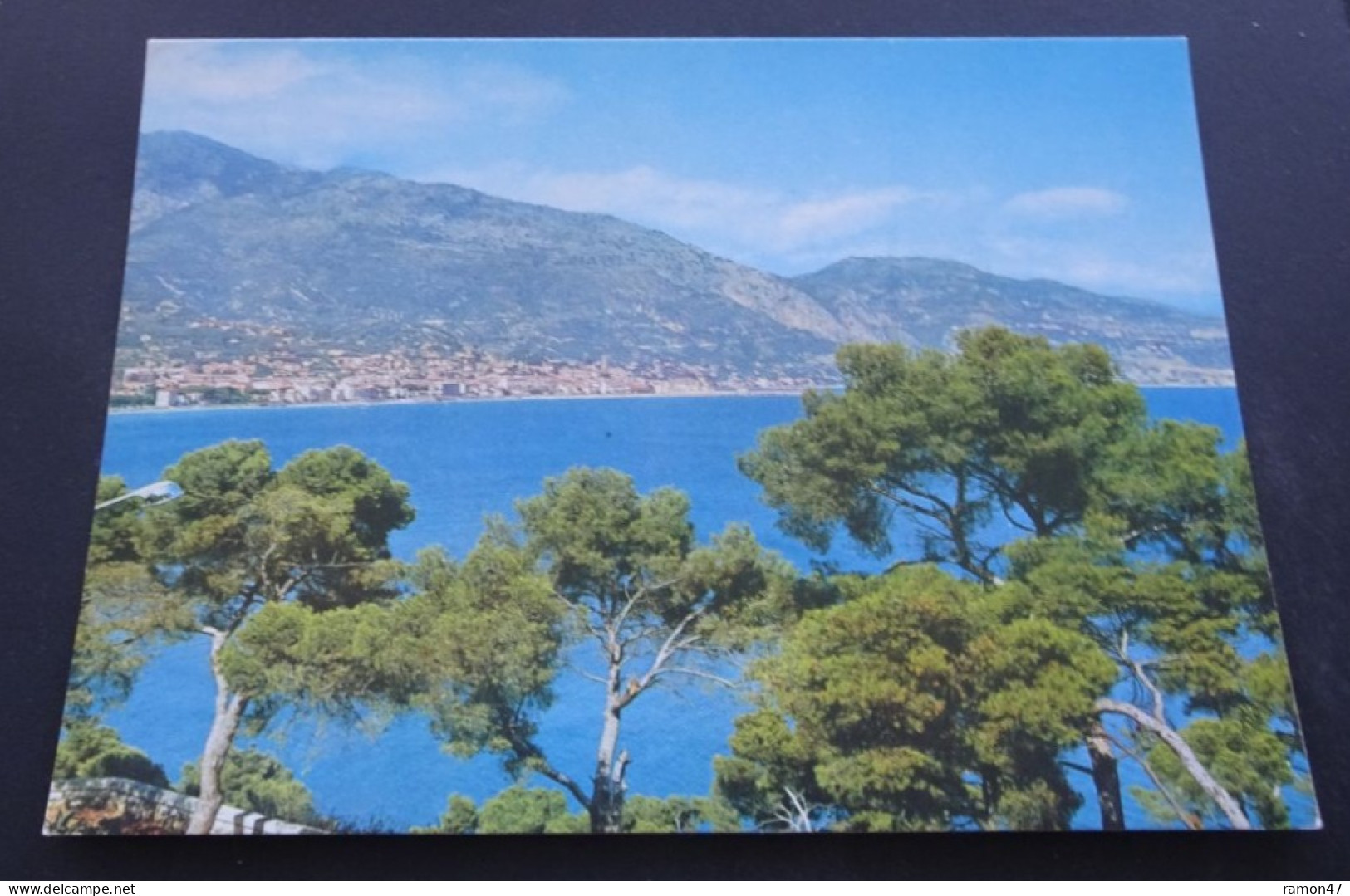 Menton - Vue Générale Sur La Ville Et L'Italie, Prise Du Cap Martin - Couleurs Naturelles - Menton