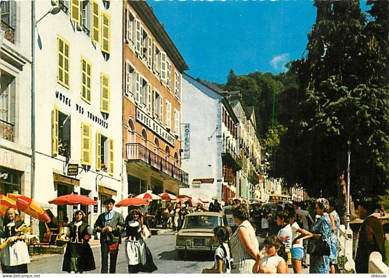 Automobiles - Les Eaux Bonnes - Le Centre. Les Hôtels - CPM - Voir Scans Recto-Verso - PKW