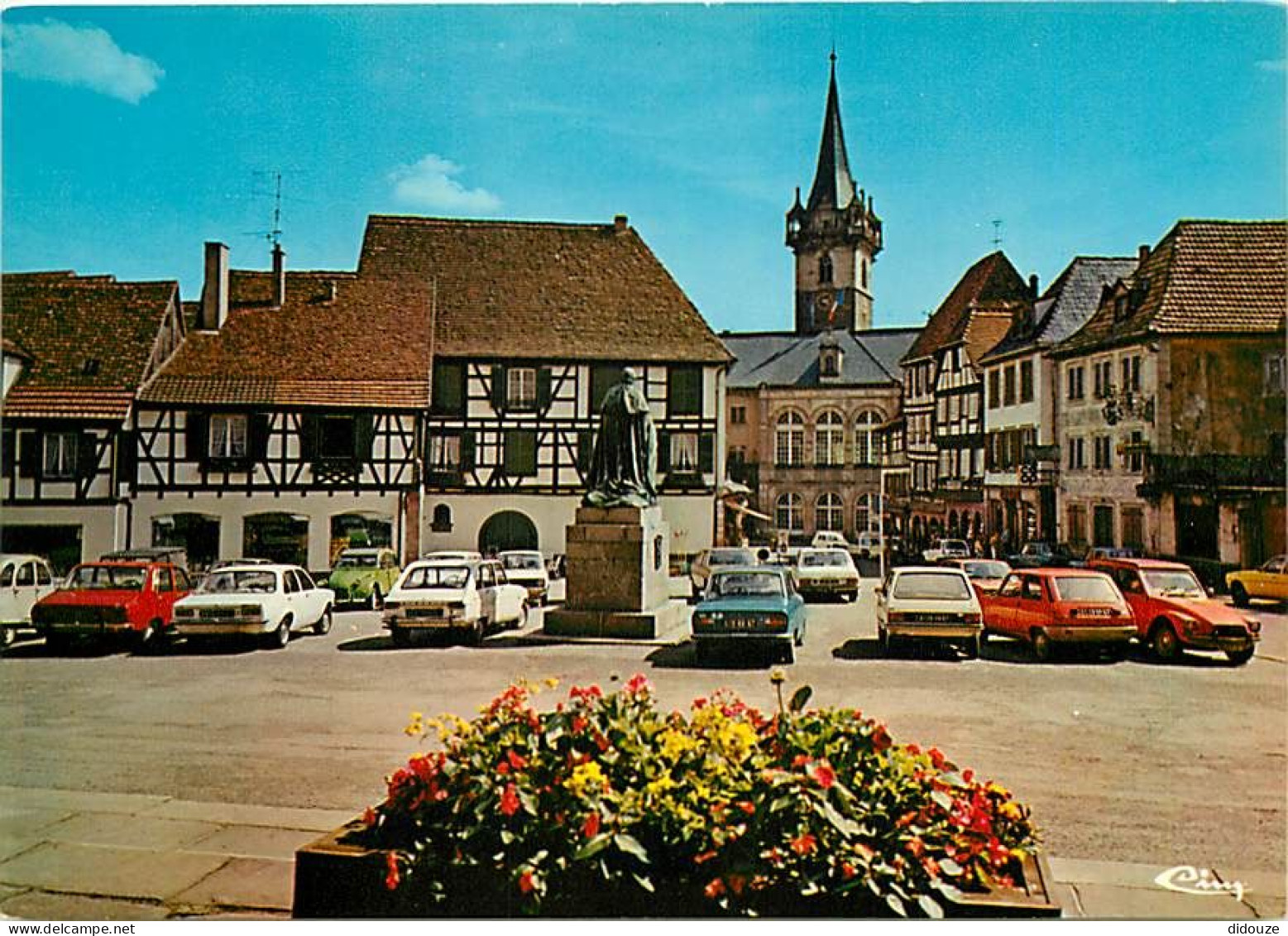 Automobiles - Obernai - Statue De Mgr Freppel - Au Fond, L'hôtel De Ville - Carte Neuve - CPM - Voir Scans Recto-Verso - Voitures De Tourisme