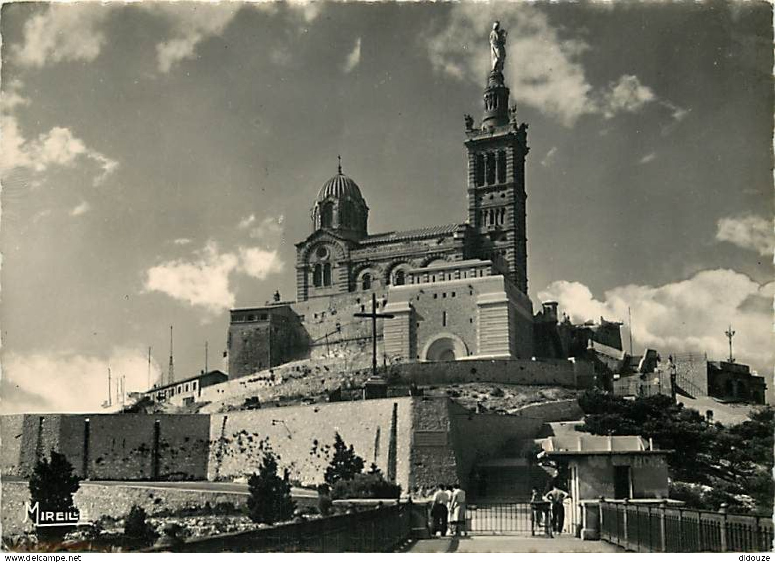 13 - Marseille - Basilique De Notre-Dame De La Garde - Animée - Mention Photographie Véritable - CPSM Grand Format - Car - Notre-Dame De La Garde, Funicolare E Vergine