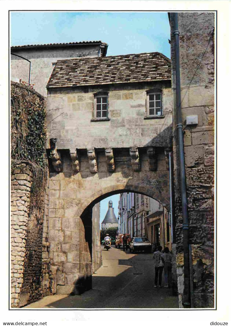 17 - Jonzac - La Porte Des Anciennes Fortifications - Au Fond Le Château - CPM - Carte Neuve - Voir Scans Recto-Verso - Jonzac