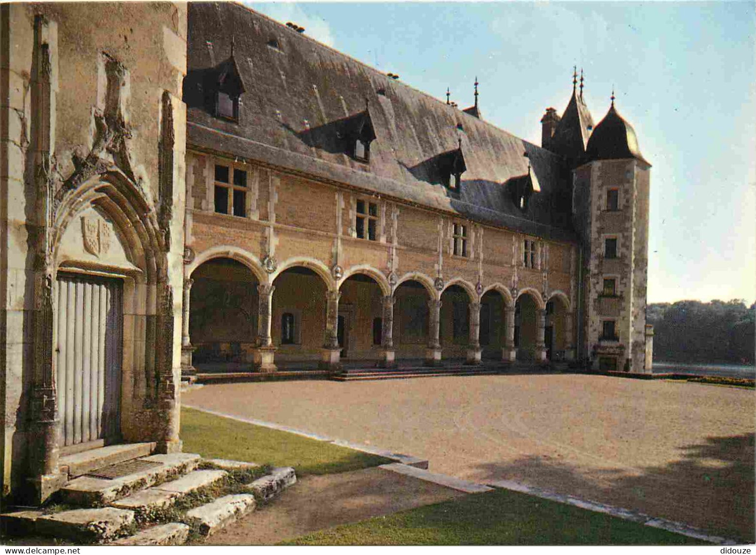 18 - Oizon - Château De La Verrerie - Galerie Et Cour D'honneur - CPM - Voir Scans Recto-Verso - Autres & Non Classés