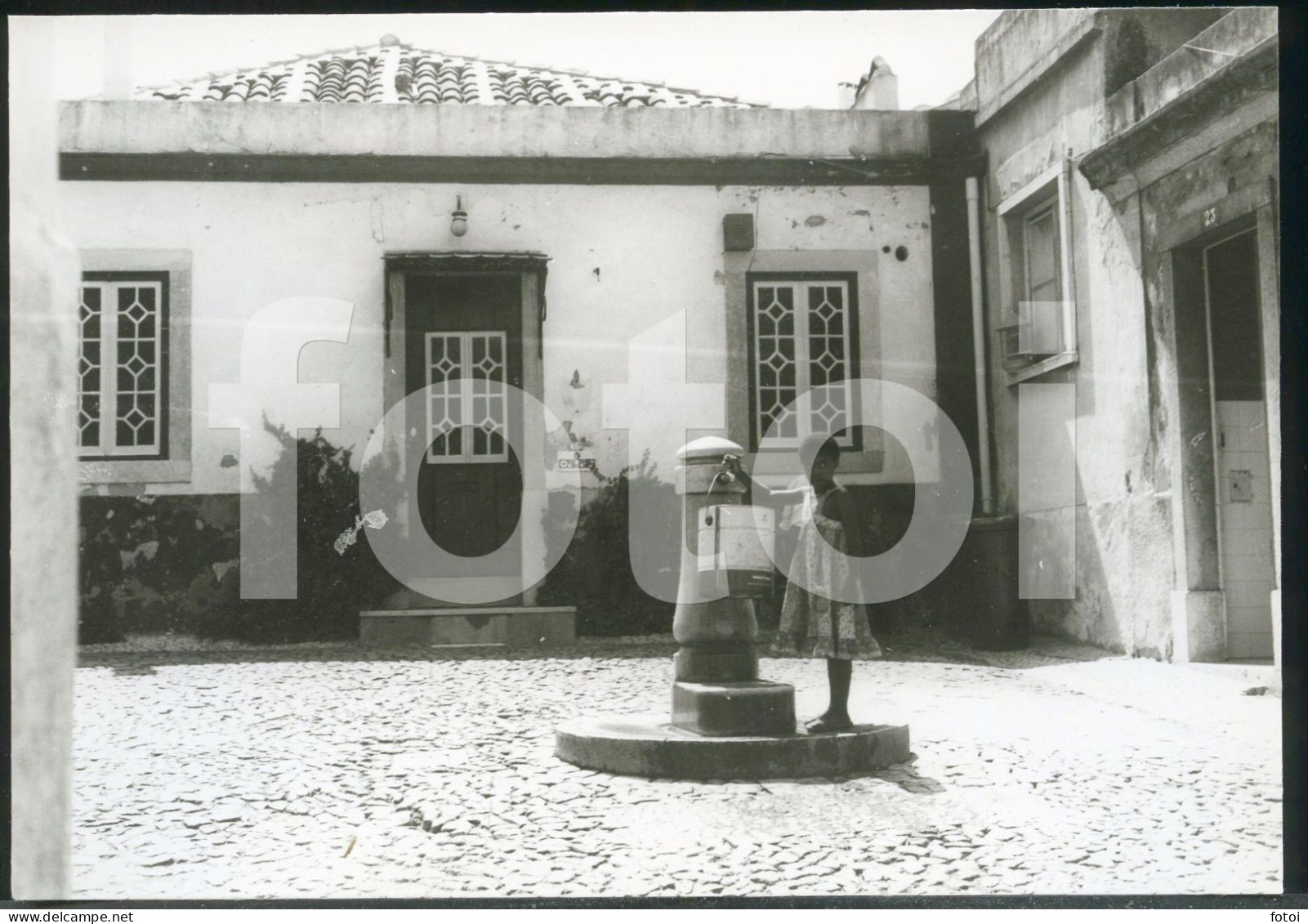 1983 ORIGINAL AMATEUR PHOTO FOTO YOUNG GIRL LISBON PORTUGAL AT237 - Personnes Anonymes