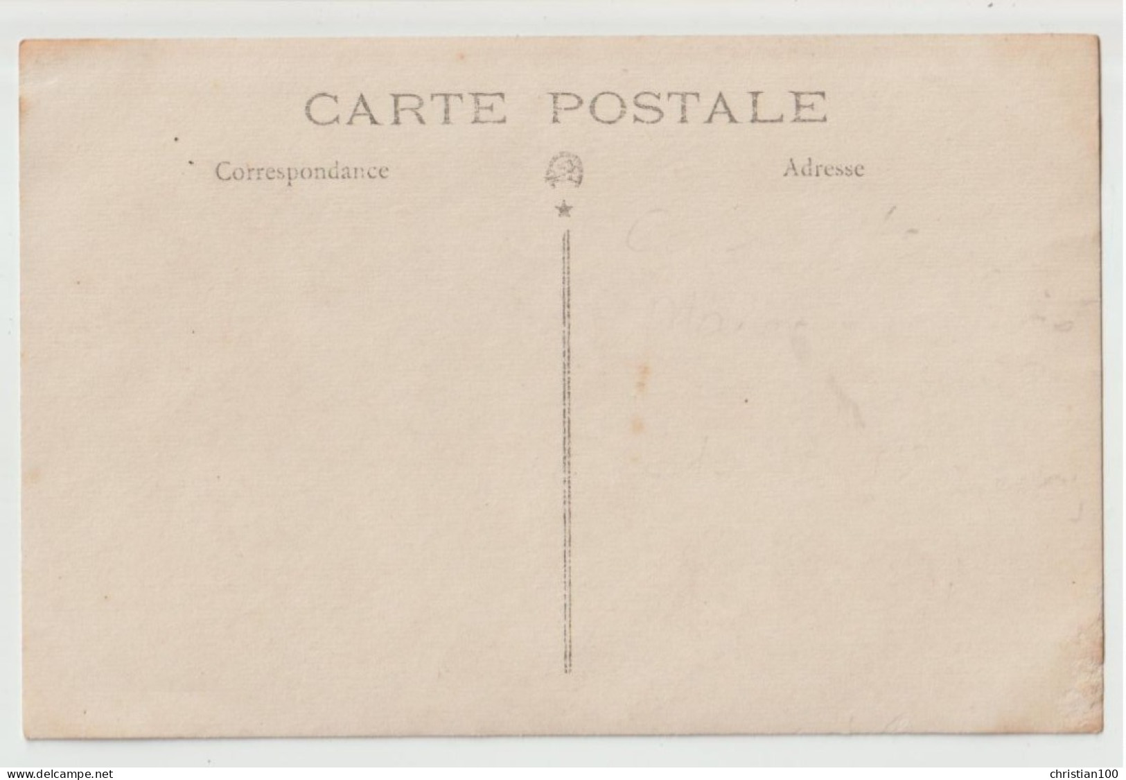 CARTE PHOTO - CONSCRITS - COCARDES ET FLEURS SUR LA POITRINE - VIVE LA CLASSE 1924 - TROMPETTE - ON TRINQUE - 2 SCANS - - A Identifier