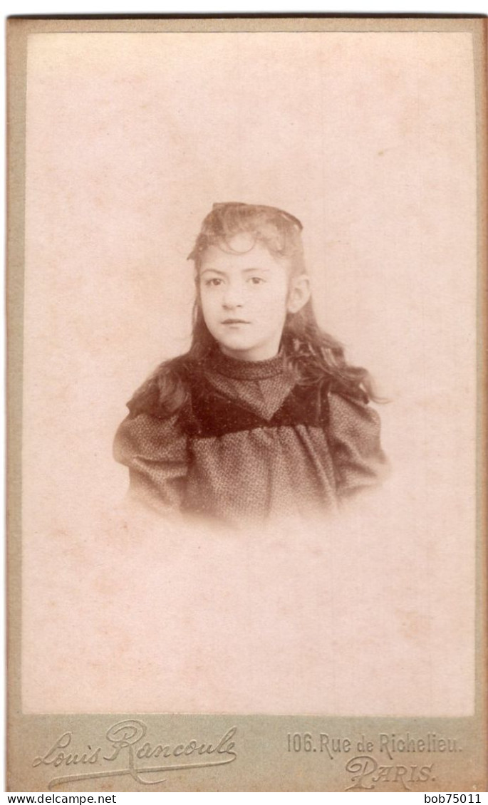 Photo CDV D'une Jeune Fille  élégante Posant Dans Un Studio Photo A Paris - Ancianas (antes De 1900)
