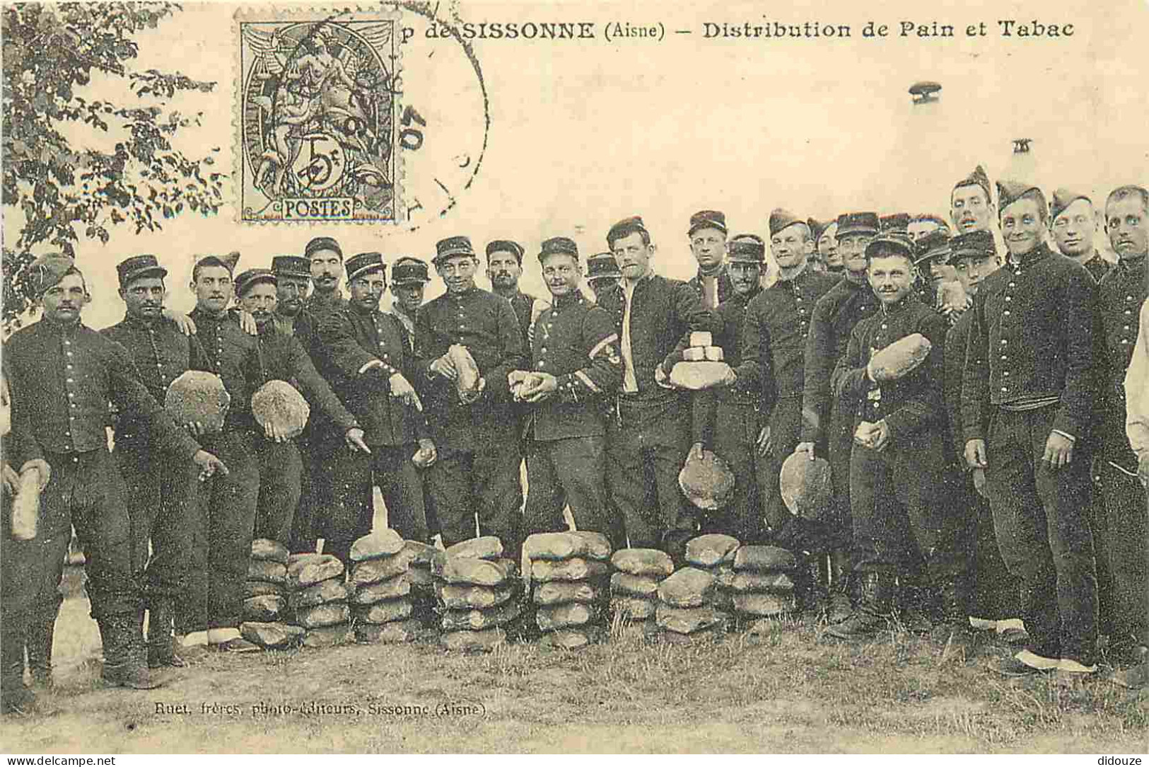 Reproduction CPA - 02 Camp De Sissonne - Distribution De Pain Et Tabac - CPM Format CPA - Voir Scans Recto-Verso - Sissonne