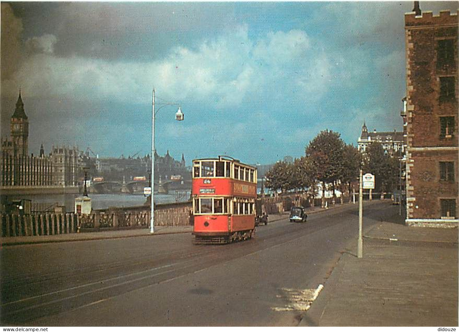 Trains - Tramways - Royaume-Uni - United Kingdom - London - An American Visitor Took This Rare Colour Photo Of A London  - Tram