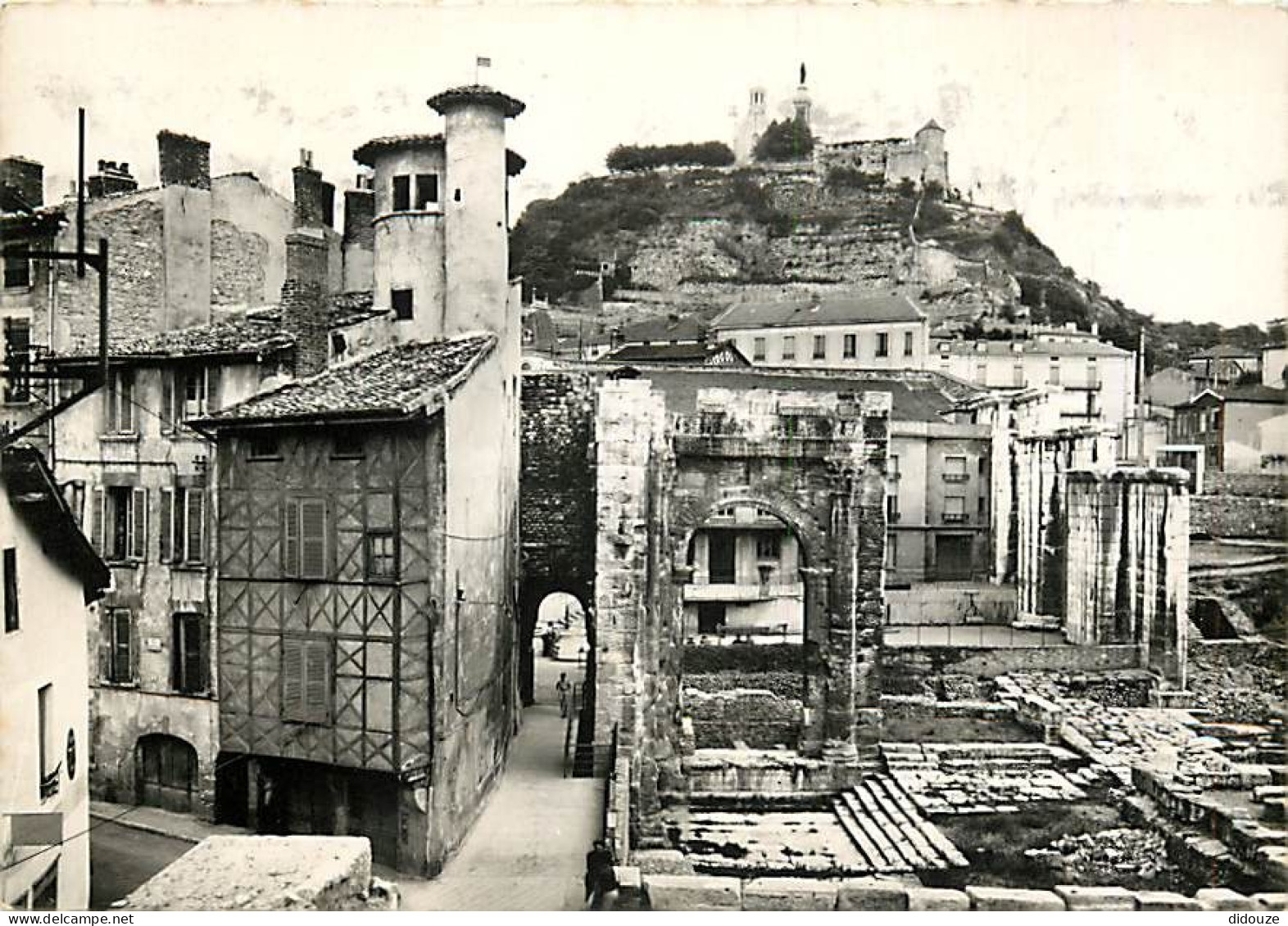 38 - Vienne Sur Le Rhone - Le Portique Du Forum Et La Colline - Carte Dentelée - CPSM Grand Format - Voir Scans Recto-Ve - Vienne