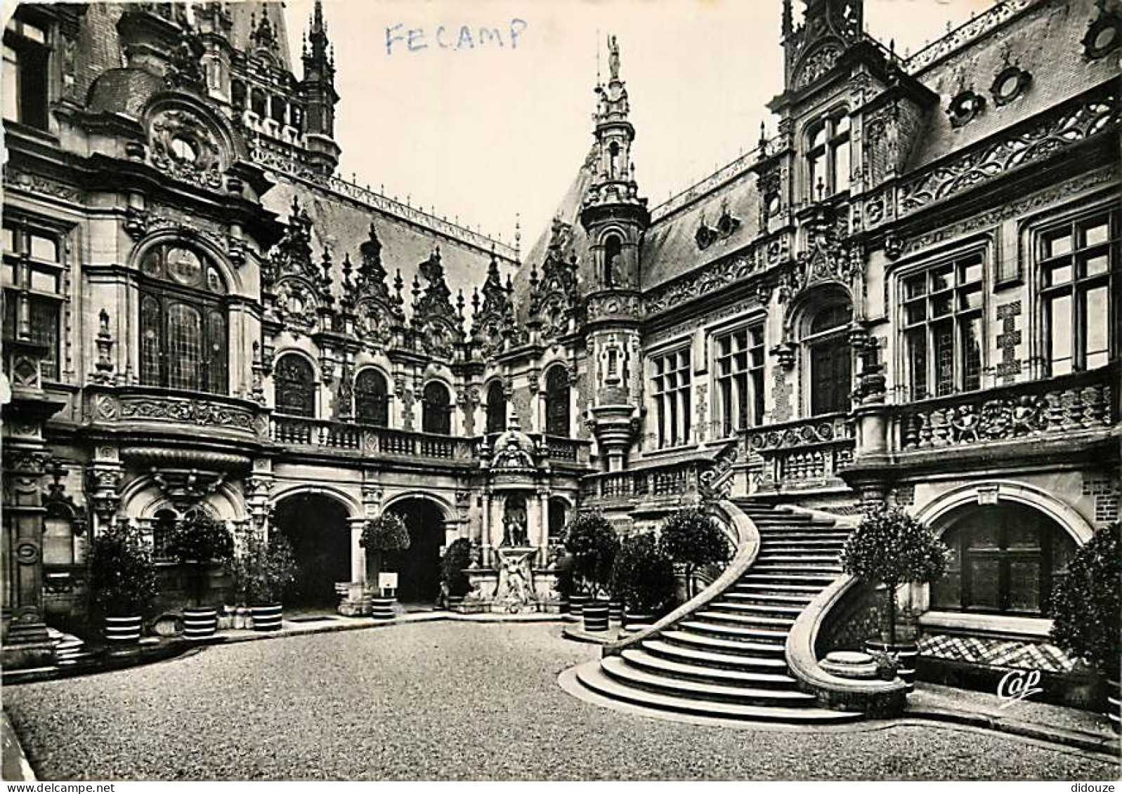 76 - Fécamp - Le Palais De La Bénédictine - La Cour D'Honneur - Voir Timbre - CPSM Grand Format - Etat Pli Visible - Voi - Fécamp