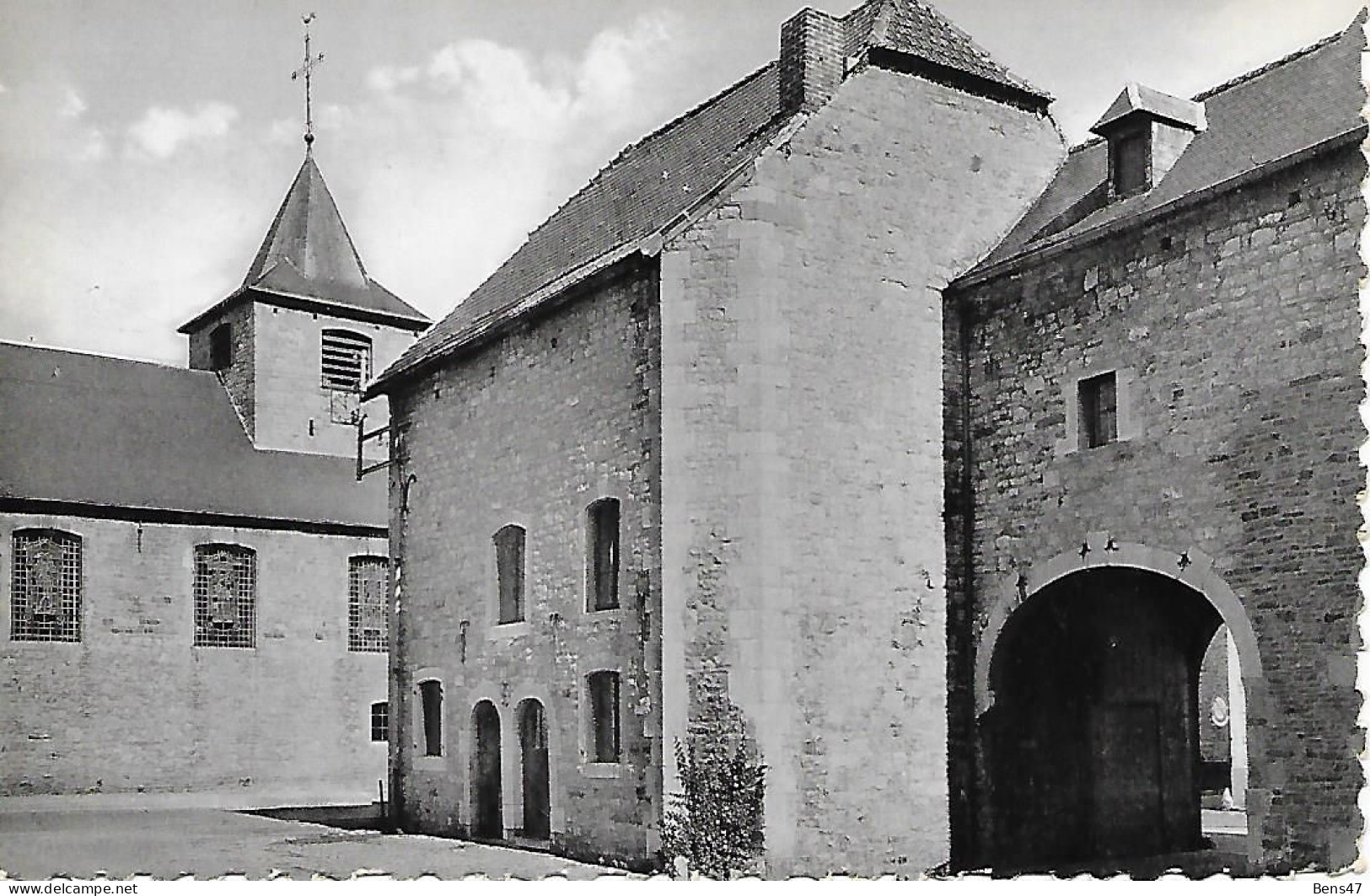 Yvoir Léglise Et Les Bâtiments Communeaux - Yvoir