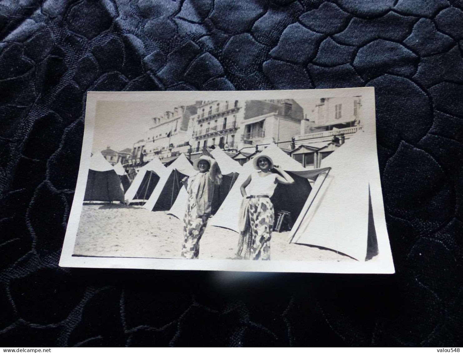 P-189 , Photo, Les Sables D'Olonne, Deux Jolies Femme Sur La Plage Et Les Tentes, 1930 - Luoghi