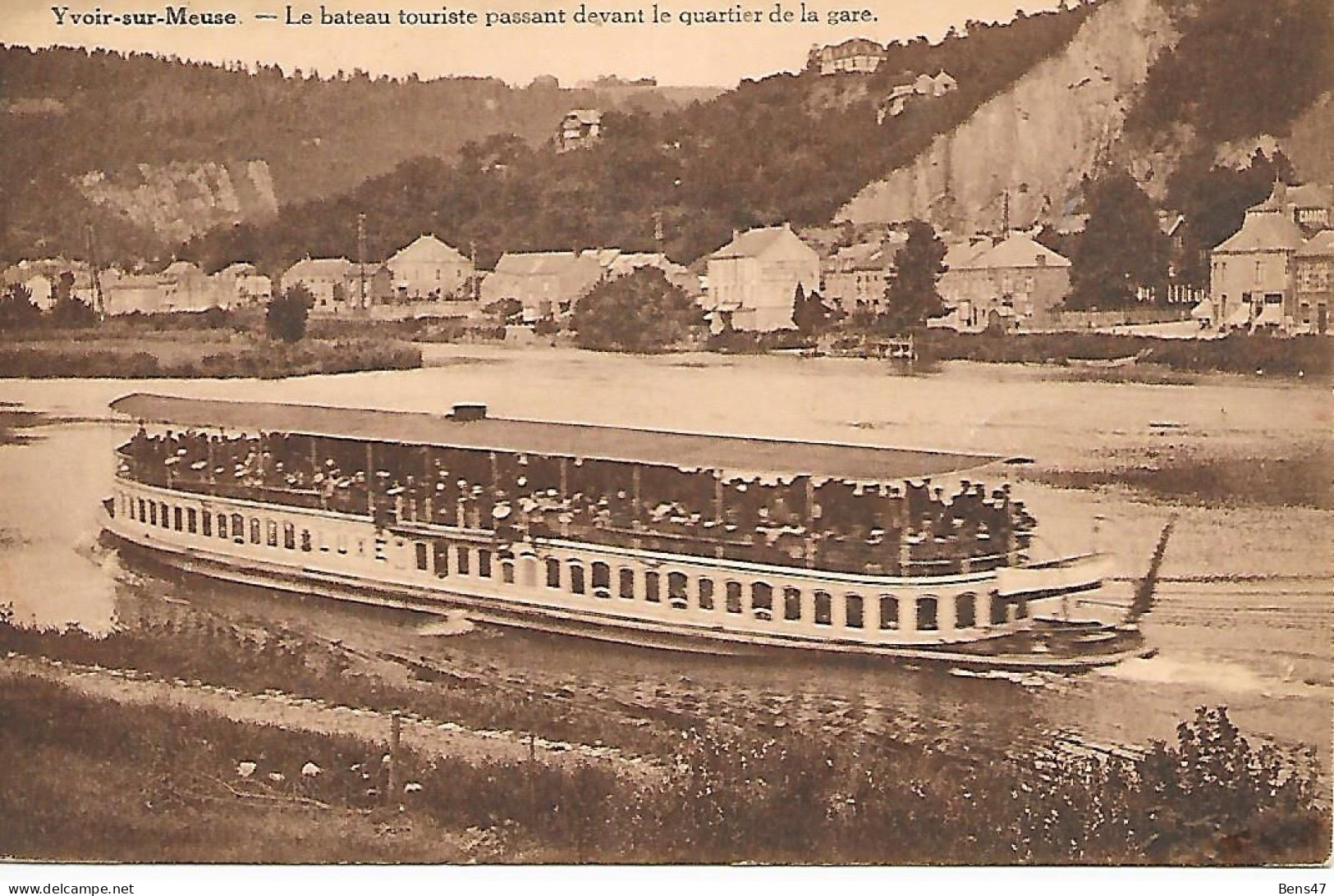 Yvoir-sur-Meuse Le Bateau Touriste Passant Devant Le Quartier De La Gare - Yvoir