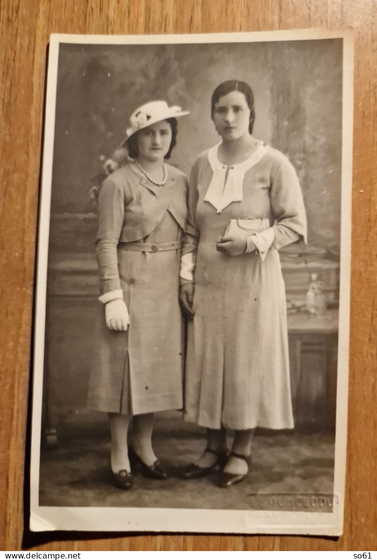 19447 Eb.  Fotografia Cartolina D'epoca Donne Femme  In Posa 1934 Magenta - 13,5x8,5 Foto Pusceddu - Persone Anonimi