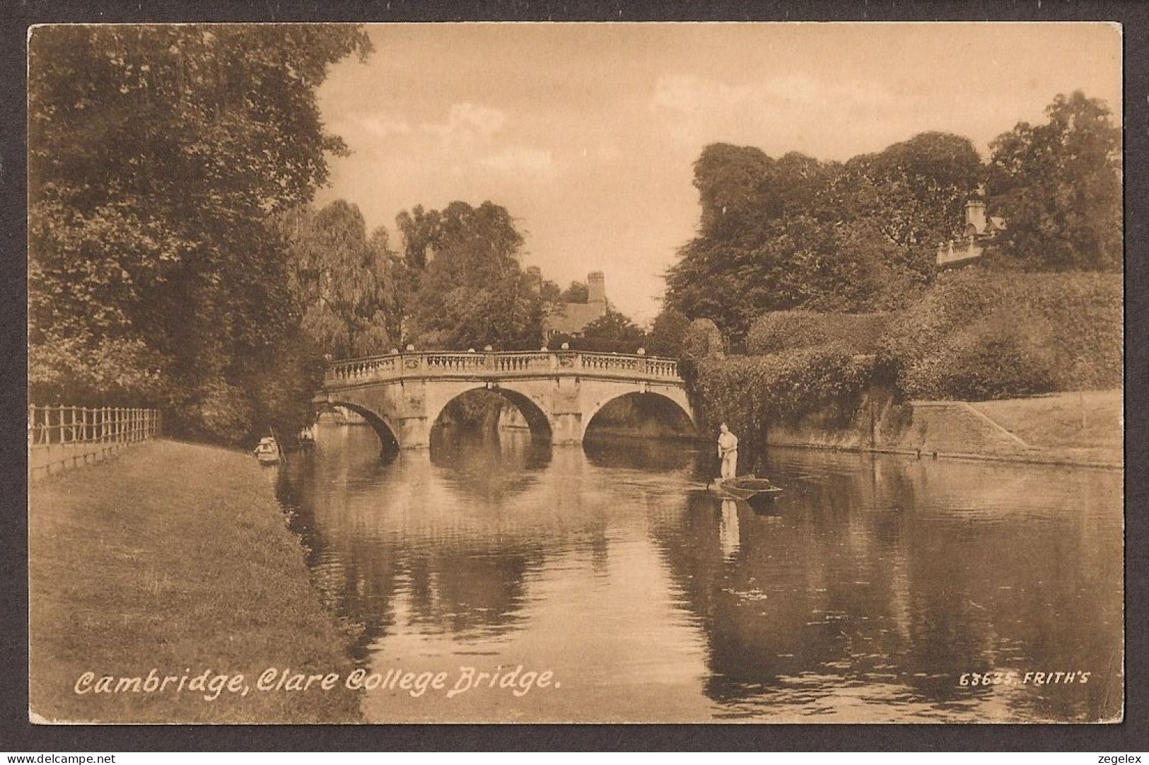 Cambridge, Clare College Bridge - Man Peddling His Boat - Cambridge