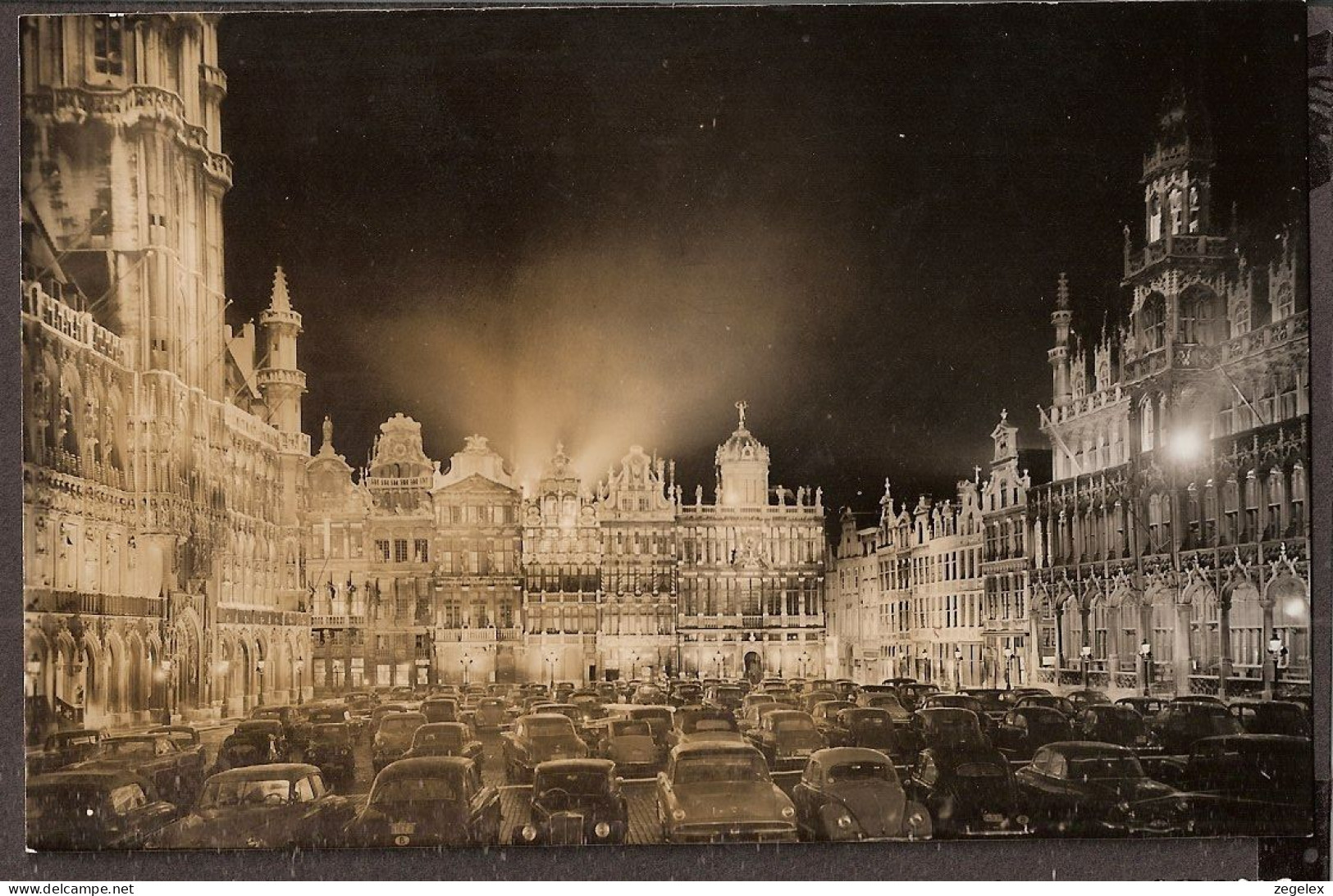 Bruxelles - Grand Place - Groote Markt Met Automobiles - Bij Nacht - By Night - Monuments