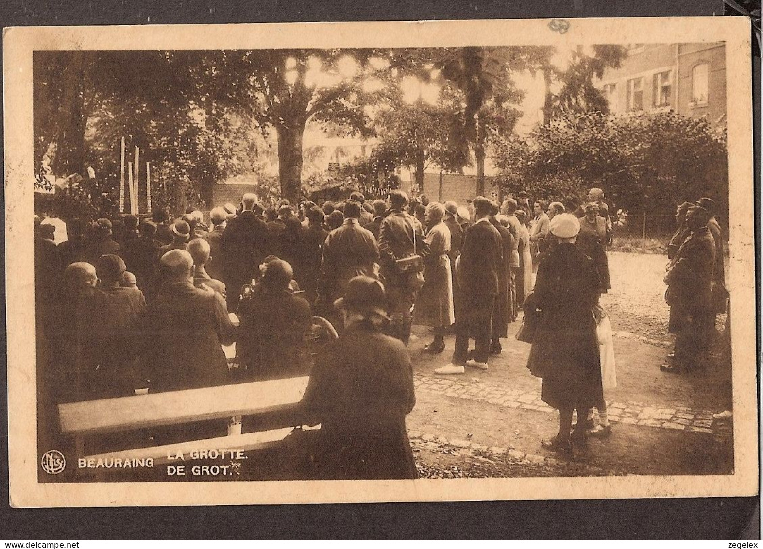 Beauraing - La Grotte Et Des Visiteurs - Beauraing