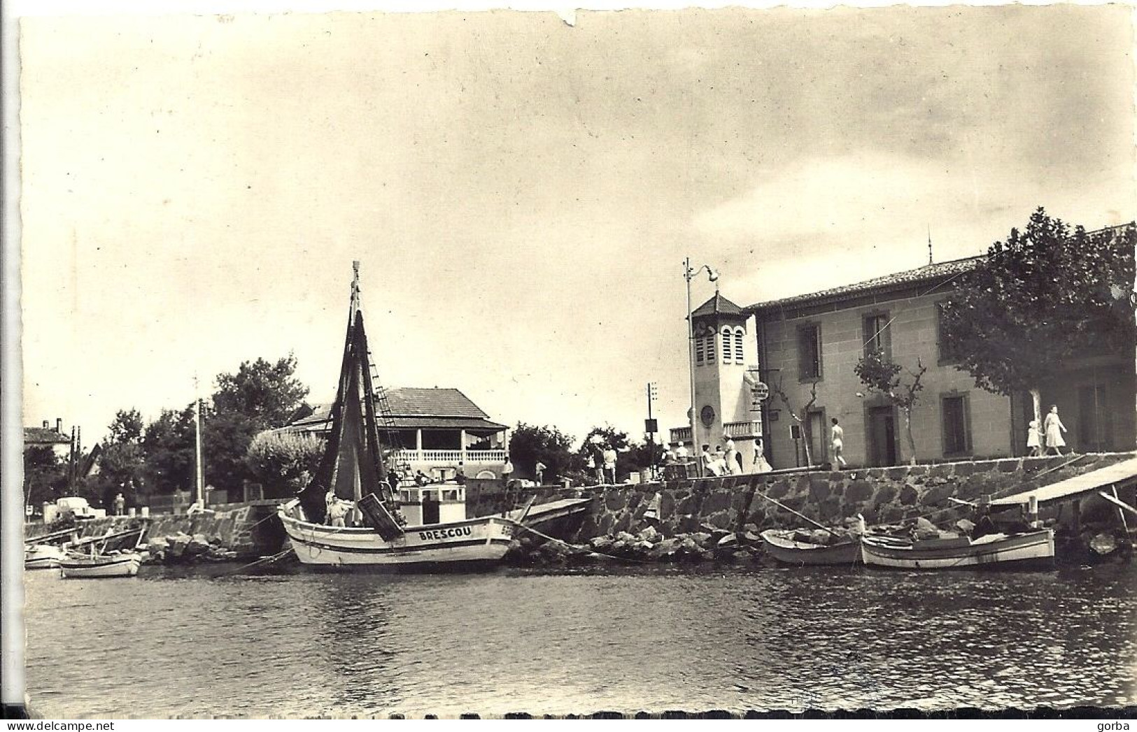 *CPA  - 34 - AGDE - LE GRAU D'AGDE - L'Hérault, Ses Barques De Pêche Et L'église - Agde