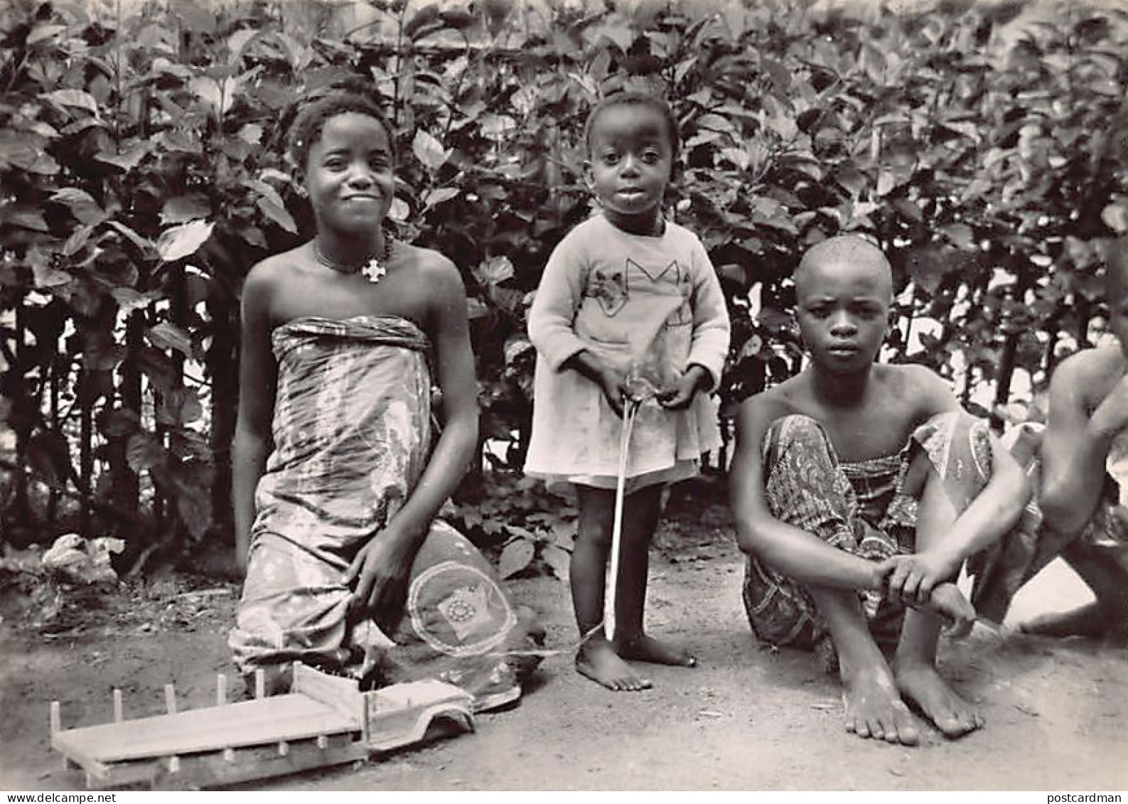 Congo Kinshasa - Enfants Indigènes Ayant Fabriqué Un Jouet (camion Miniature) - TAILLE DE LA CARTE POSTALE 15 Cm. Par 10 - Congo Belga