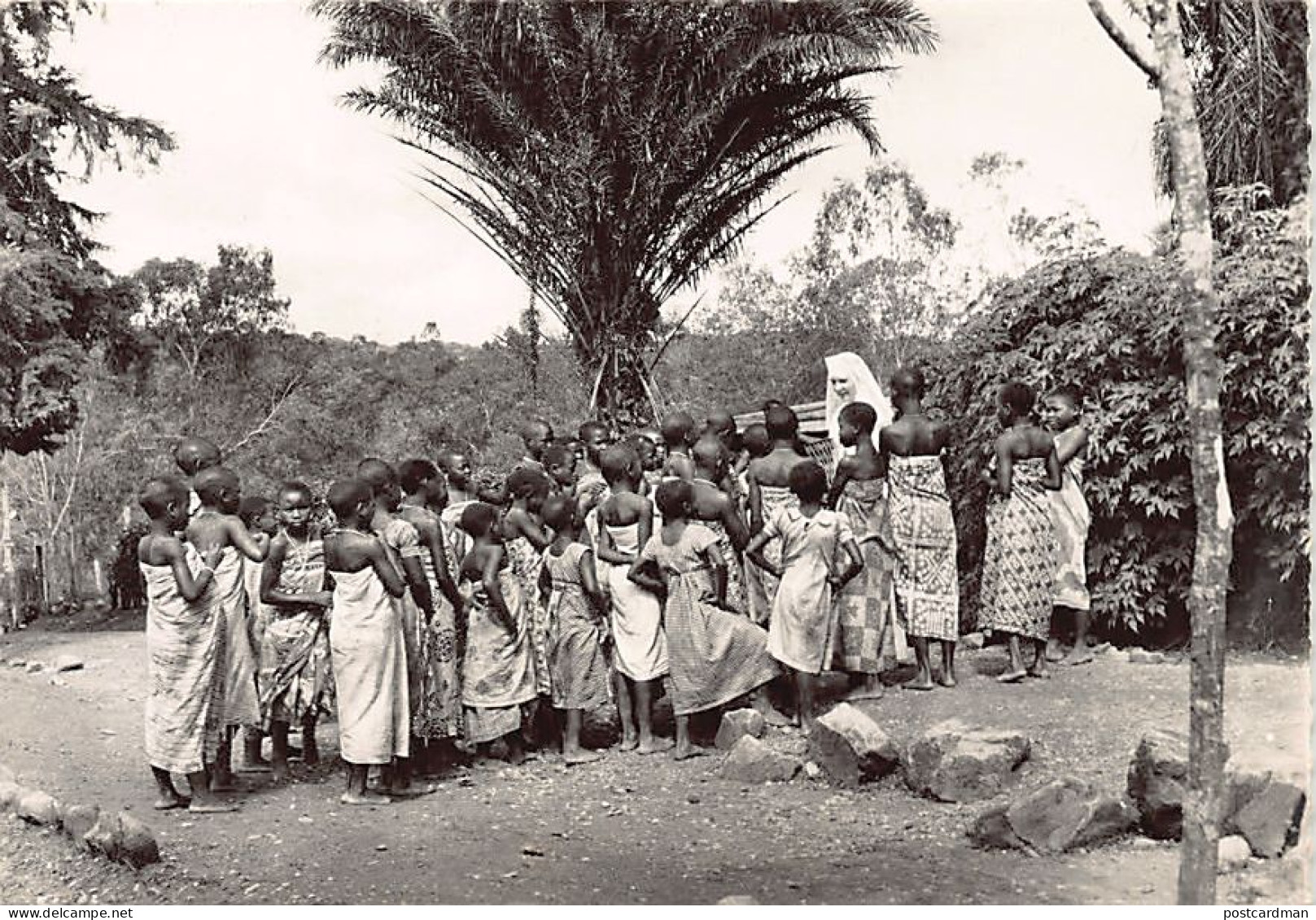 Congo Kinshasa - Mission De MONGBWALU - Petites Filles Indigènes écoutant Une Sœur Raconter Une Histoire - TAILLE DE LA  - Belgisch-Kongo