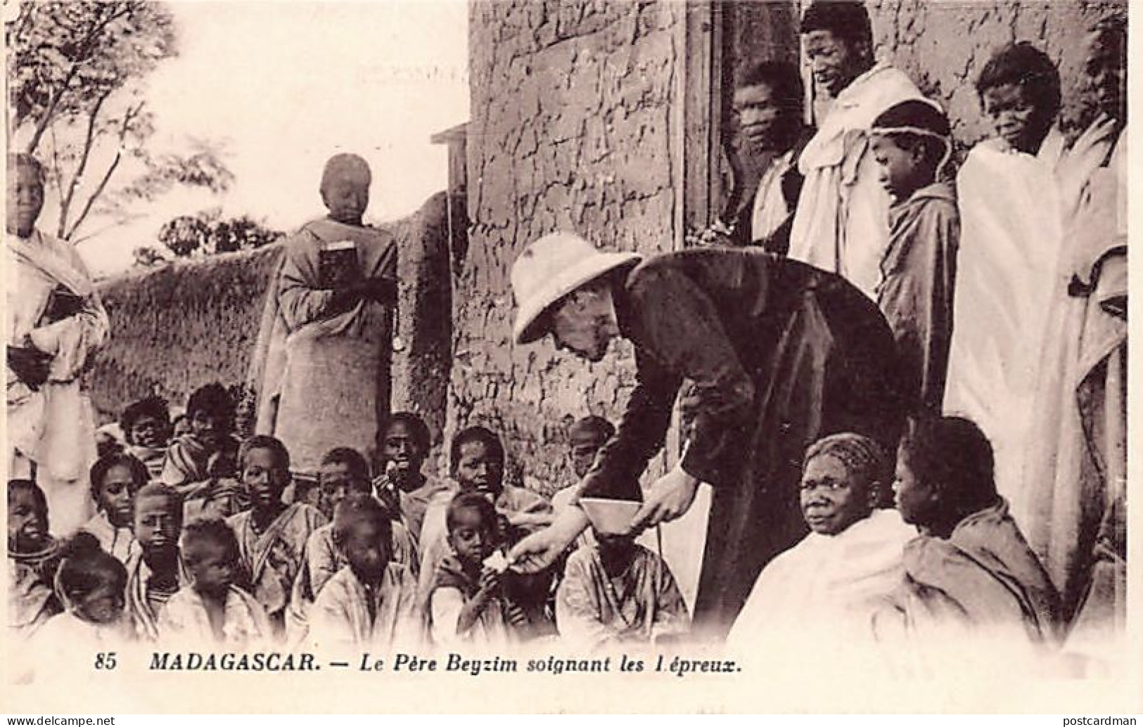 Madagascar - Le Père Beyzim Soignant Les Lépreux - Ed. Oeuvre Des Prêtres Malgaches 85 - Madagascar