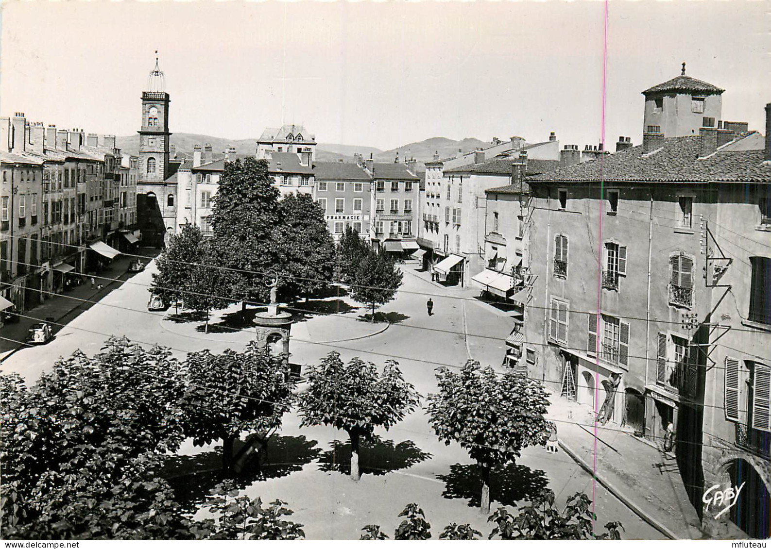 63* ISSOIRE  Place De La Reublique  (CPSM 10x15cm)     RL18,0480 - Issoire