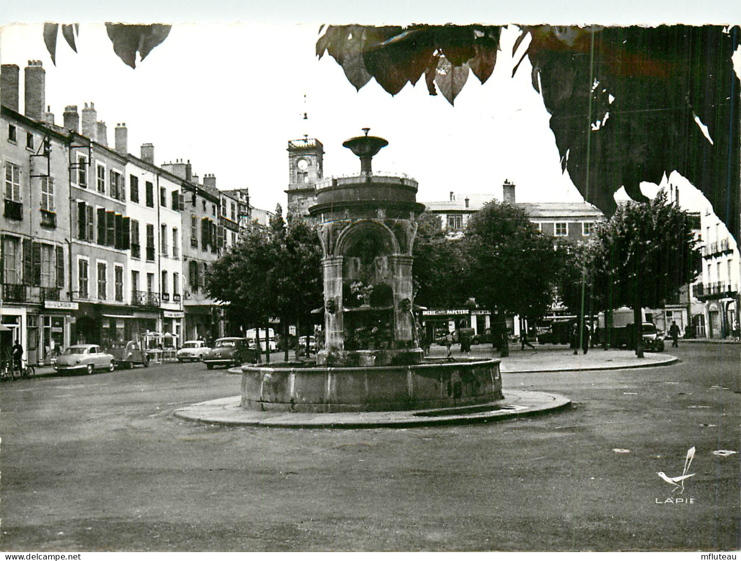 63* ISSOIRE   Place De La Republique   (CPSM 10x15cm)     RL18,0439 - Issoire