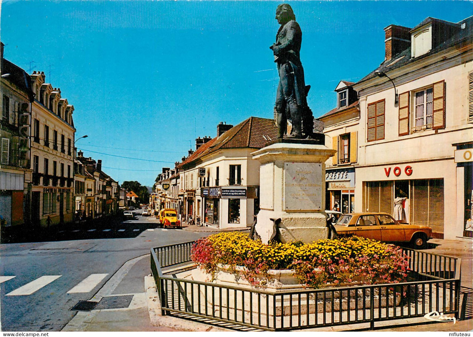 60* LIANCOURT Place De Laroche Foucauld  (CPM 10x15cm)    RL18,0310 - Liancourt