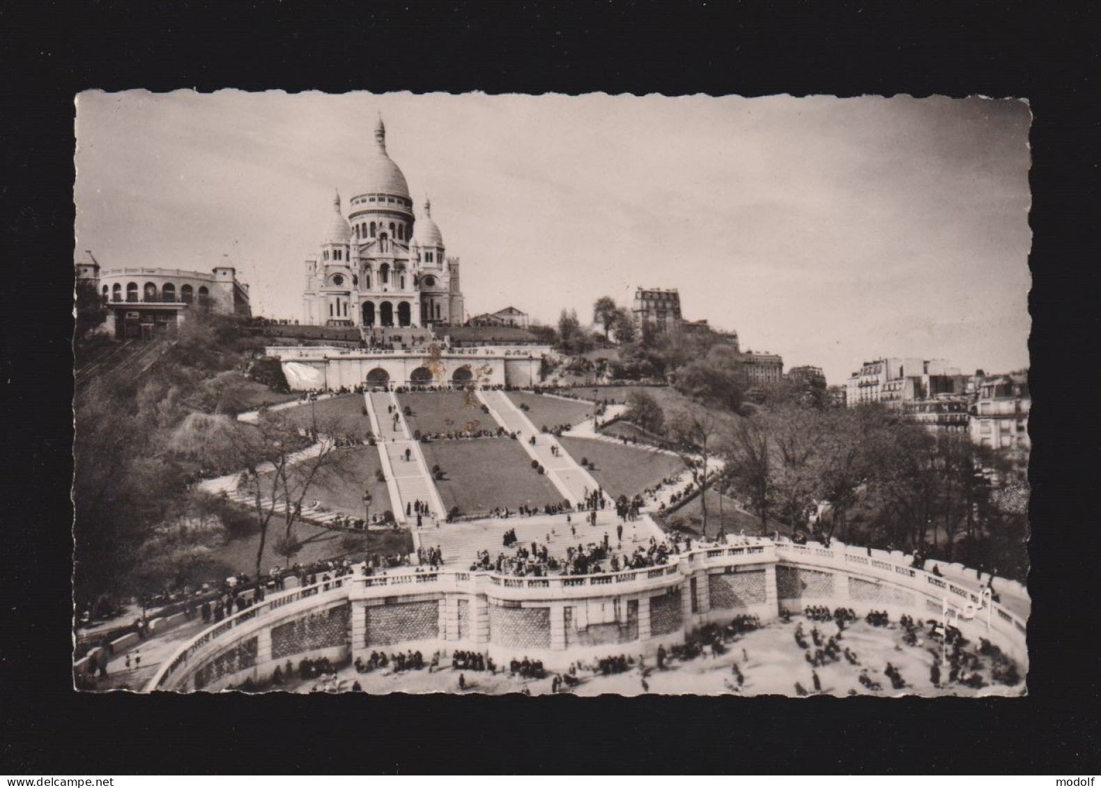 CPSM Dentelée - 75 - Paris - La Basilique Du Sacré-Coeur Et L'escalier Monumental - Circulée - Sacré Coeur