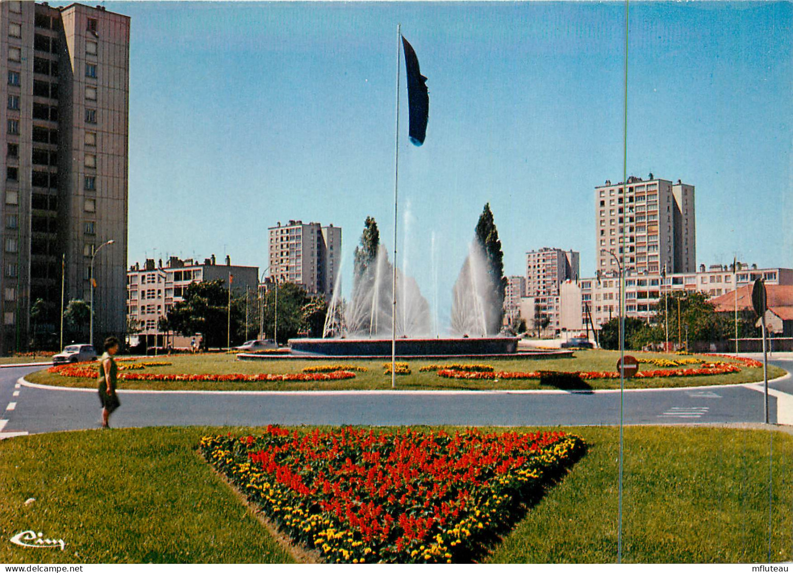 71* MACON  Carrefour De L Europe  (CPM 10x15cm)     RL18,0933 - Macon