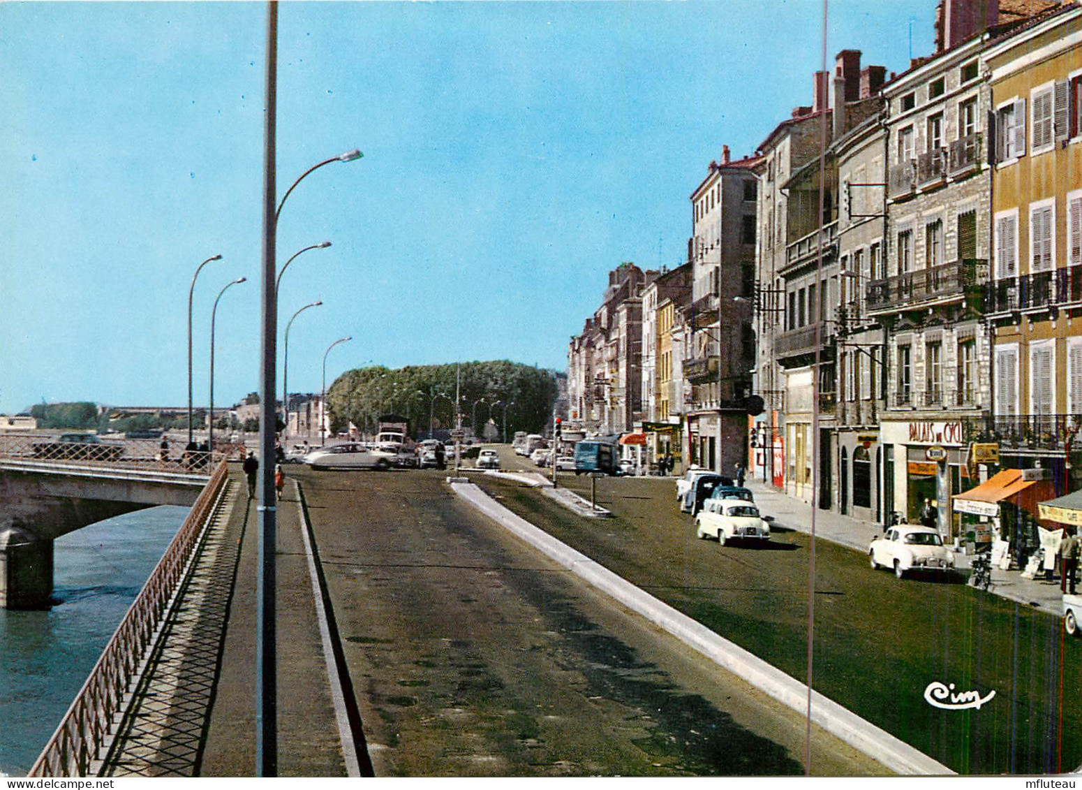 71* MACON  Carrefour Du Pont De St Laurent  (CPM 10x15cm)     RL18,0891 - Macon