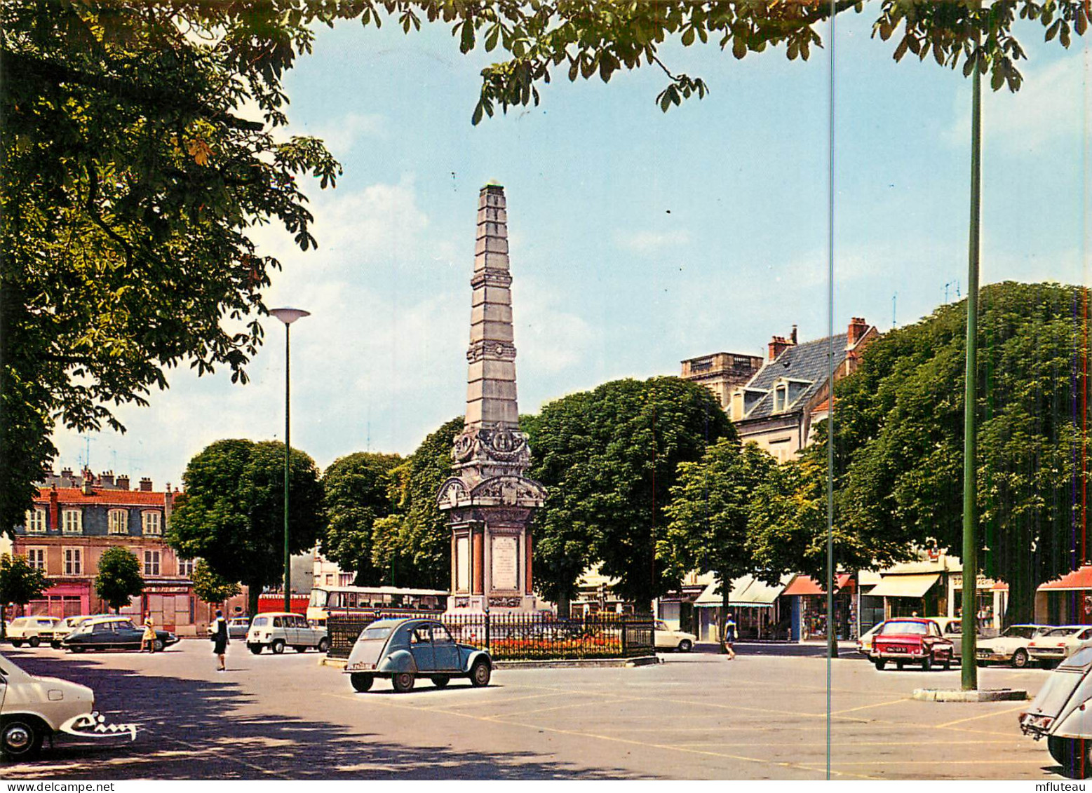 70* VESOUL  Place De La Republique  (CPM 10x15cm)     RL18,1237 - Vesoul