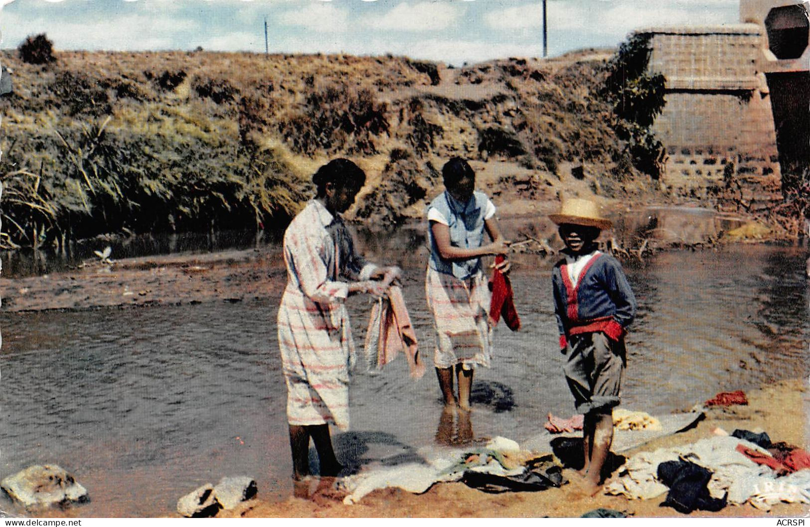 MADAGASCAR Lavandières Sur L'Ikopa  Antananarivo Carte Vierge Non Circulé    (Scan R/V) N° 71 \MR8001 - Madagascar