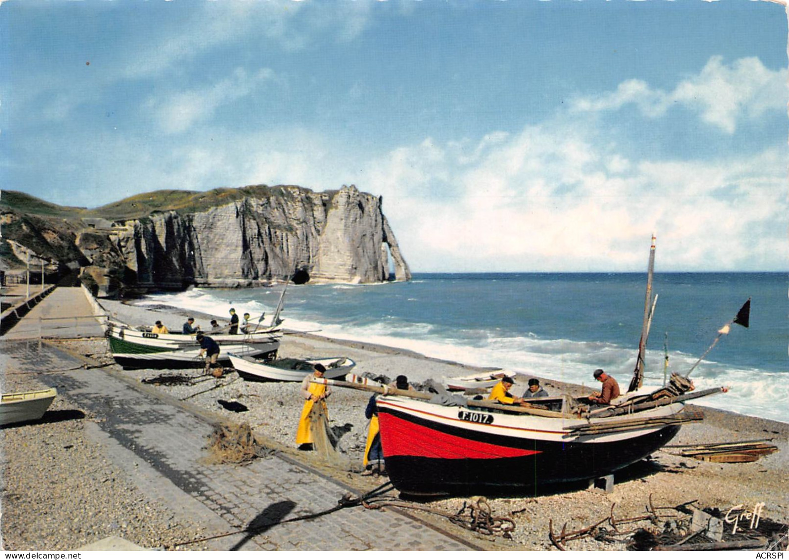 76 ETRETAT   Barques De Pêcheurs Sur La Plage La Falaise Et La Porte D'AVAL      (scanR/V)   N° 30  MR8008 - Etretat