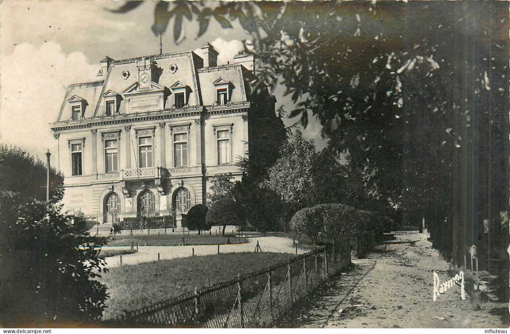 94* NOGENT S/MARNE   Mairie Et Jardin  (CPSM Format 9x14cm)       RL29,0247 - Nogent Sur Marne