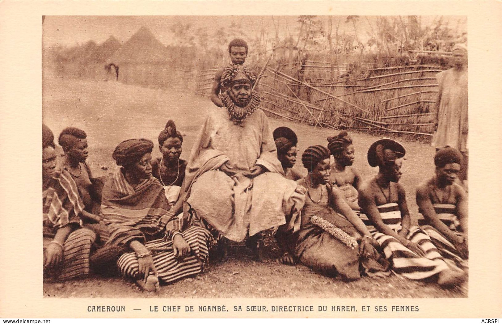 CAMEROUN    Chef De Ngambé Et Sa Soeur Directrice Du Harem Et Ses Femmes           (Scan R/V) N°    64   \MR8053 - Camerun