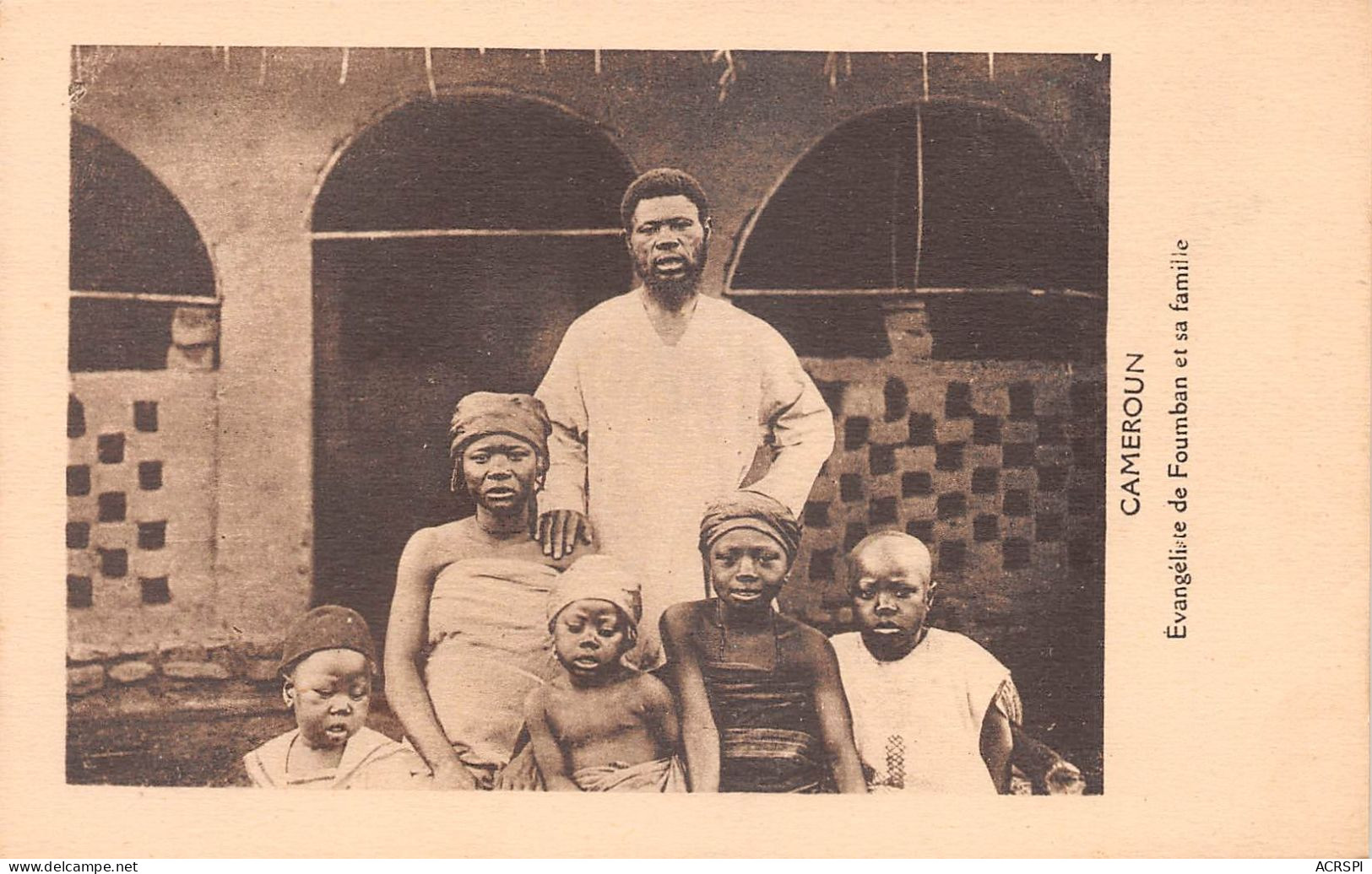 CAMEROUN    FOUMBAN   Pasteur évangéliste  Et Sa Famille           (Scan R/V) N°    61   \MR8053 - Cameroon
