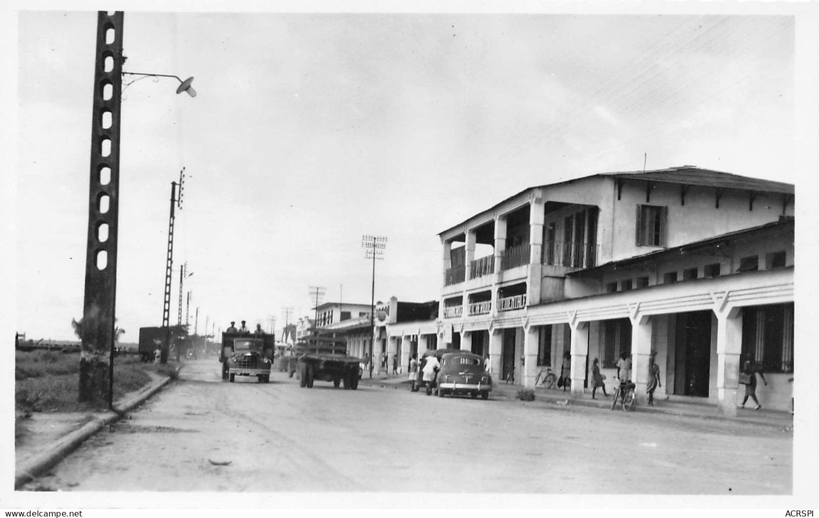 CAMEROUN  DOUALA    Boulevard LECLERC Et La F.A.O           (Scan R/V) N°    55   \MR8053 - Camerun