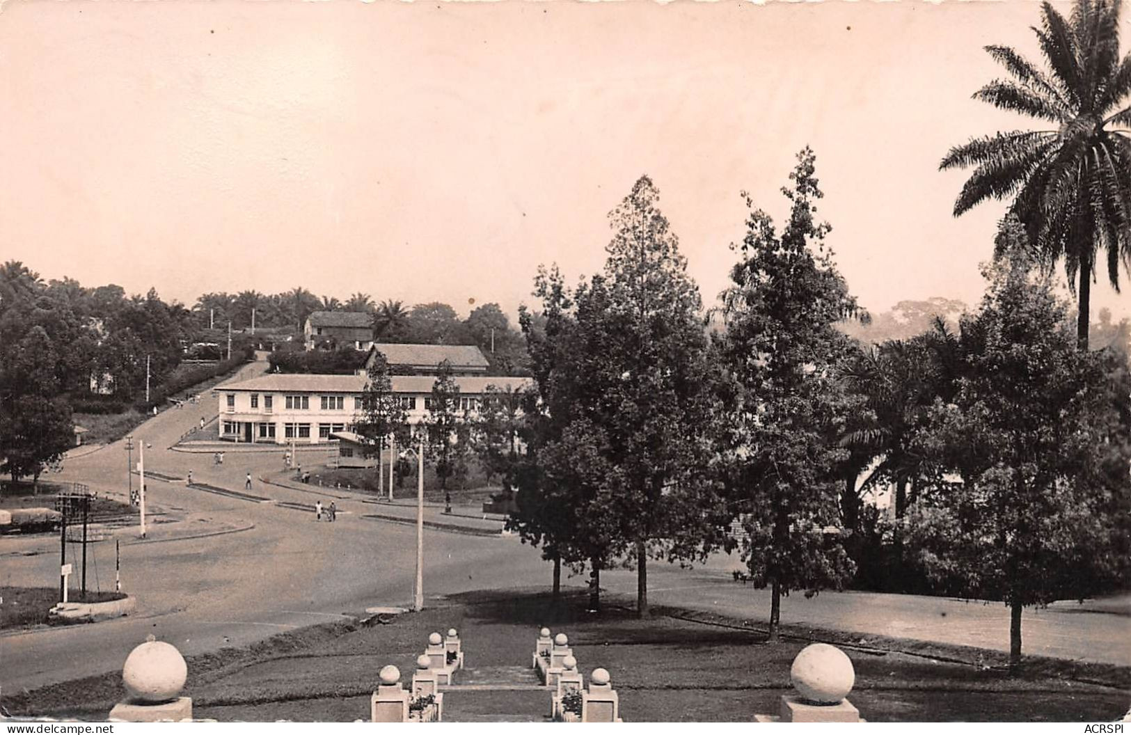 CAMEROUN  Yaoundé   La Poste Vu Du Monument Leclerc     (Scan R/V) N°    51   \MR8053 - Cameroon