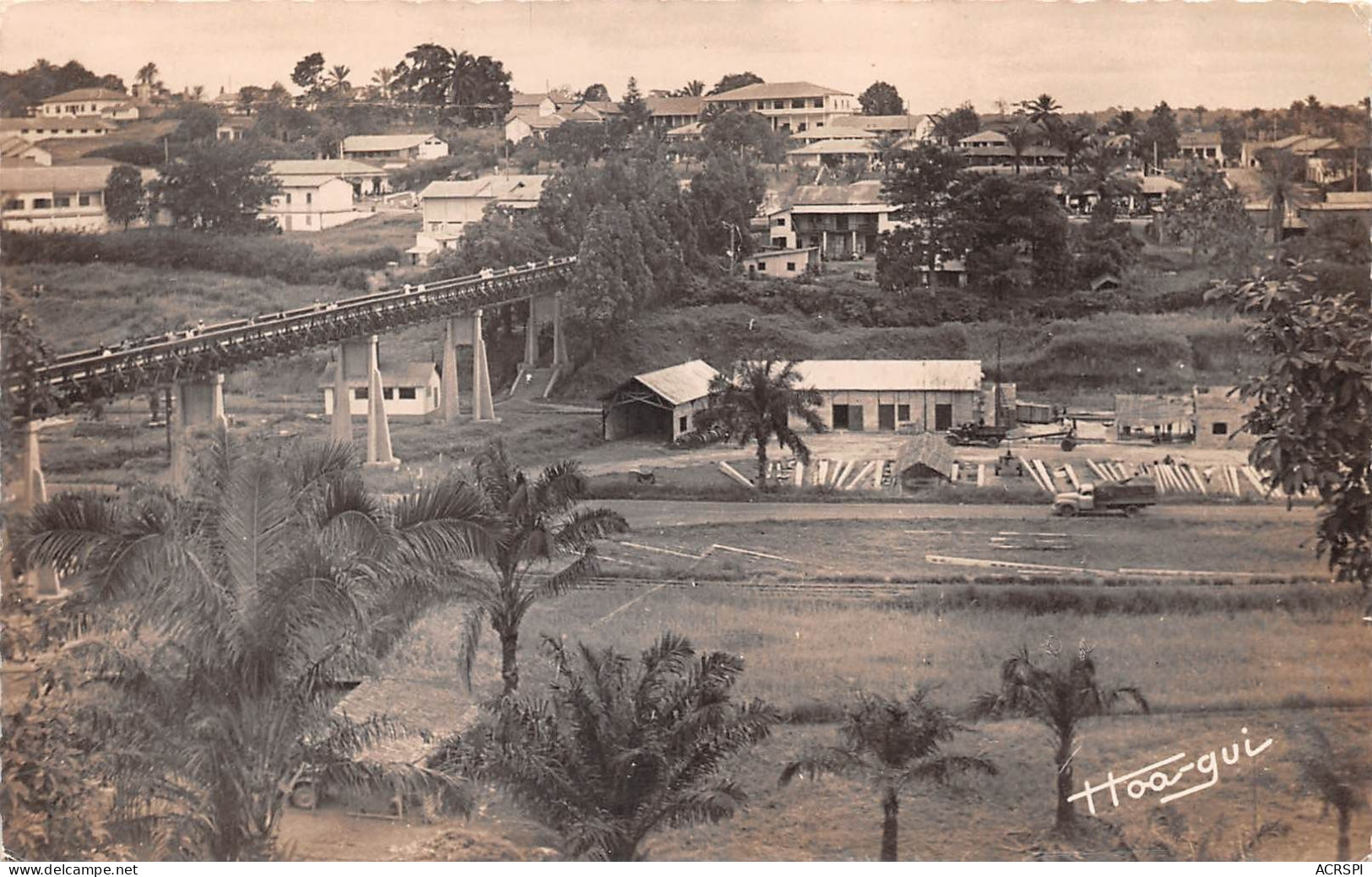 CAMEROUN  Yaoundé   Paserelle Entre Le Centre Administratif Et Commercial    (Scan R/V) N°    53   \MR8053 - Camerun