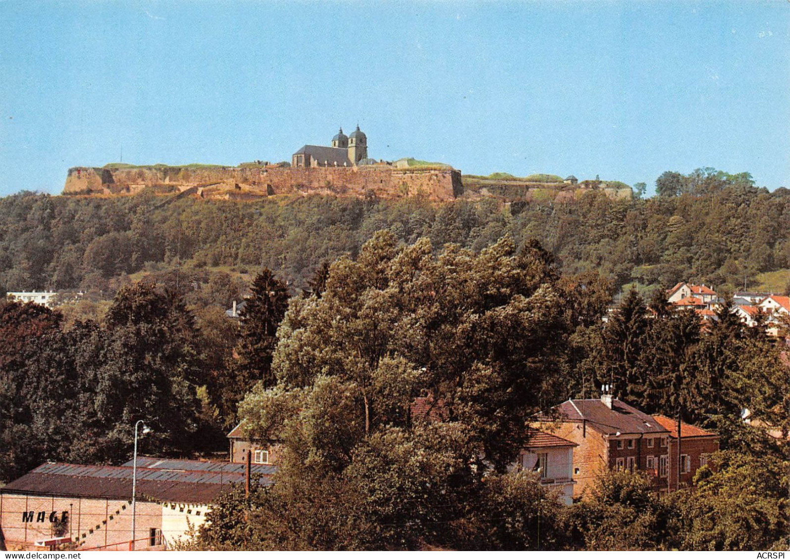55   MONTMEDY   Vue Générale Sur Les Remparts Du Chateau      (Scan R/V) N°   47   \MR8050 - Montmedy