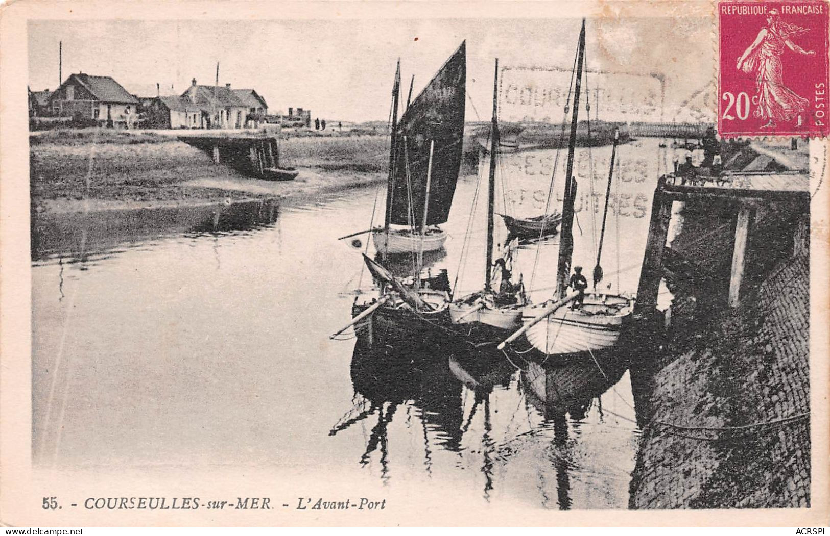 14    Courseulles-sur-Mer  Barques De Pêche Dans L'avant Port     (Scan R/V) N°   9   \MR8050 - Courseulles-sur-Mer