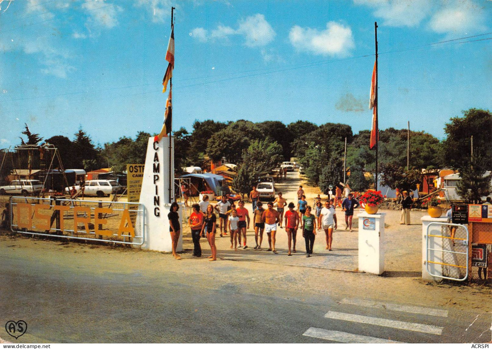 17 Oléron   DOLUS Entrée Du Camp Et Les Jeux        (Scan R/V) N°  17   \MR8075 - Ile D'Oléron