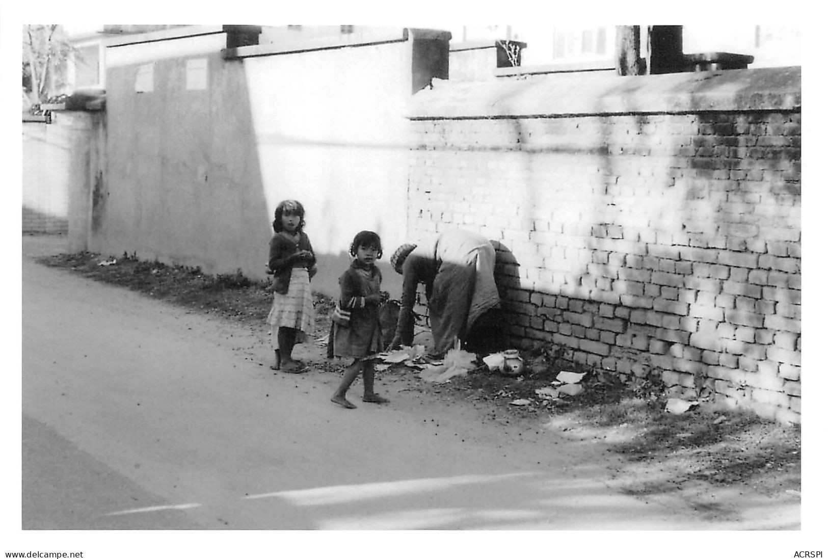NEPAL KATMANDOU Marchande De Thé Et Ses Enfants  Année 1984  Katmandhu  Katmandu KATHMANDU N°  32   \MR8073 - Népal