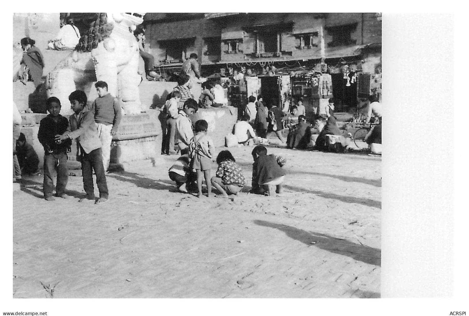NEPAL KATMANDOU Enfants Devant Lion Blanc De DURBAN  Année 1984  Katmandhu  Katmandu KATHMANDU N°  37   \MR8073 - Nepal