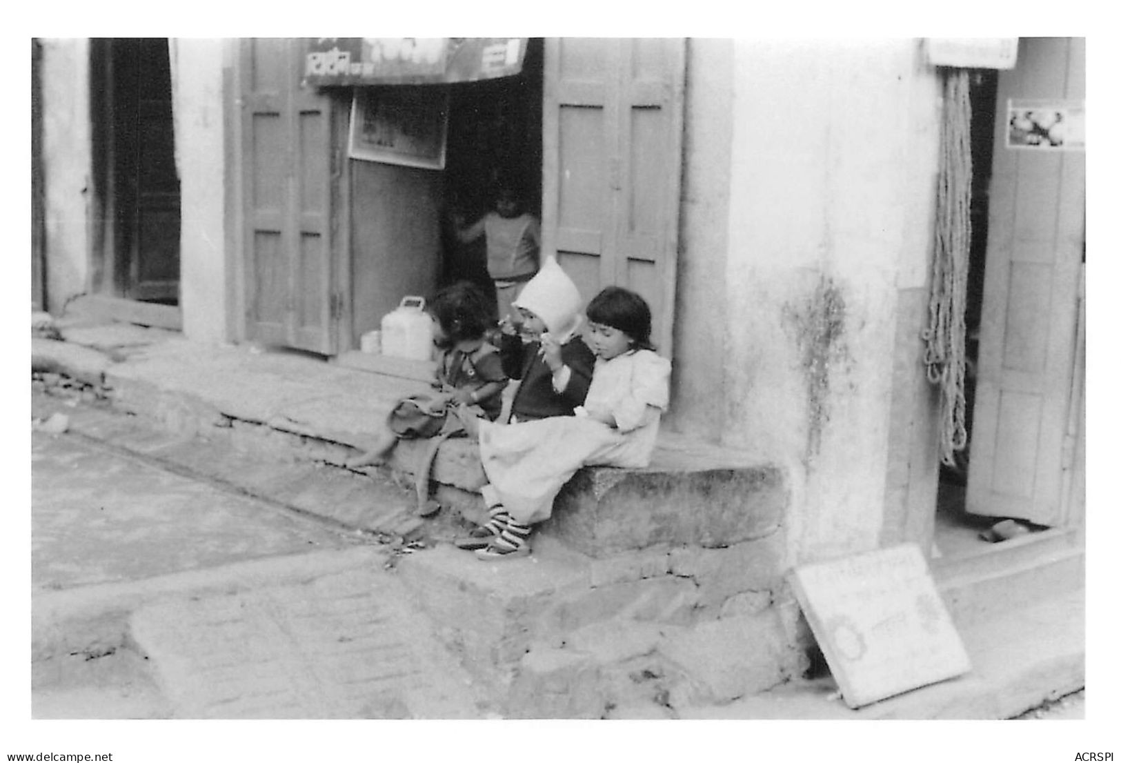 NEPAL KATMANDOU Fillettes à  Indra Chowk Année 1984  Katmandhu  Katmandu N°  22   \MR8073 - Népal